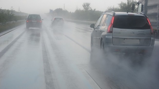 5-ways-extreme-weather-conditions-of-the-uae-affect-your-old-car